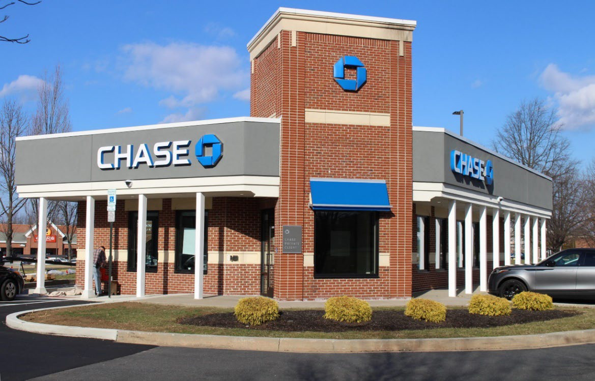 A chase bank building with trees in the background