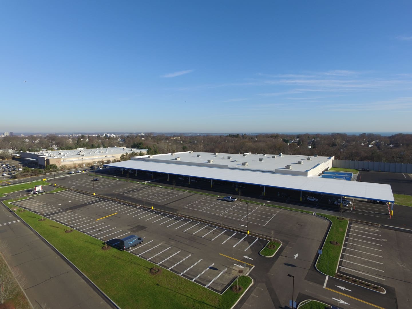 A large parking lot with lots of cars parked in it.