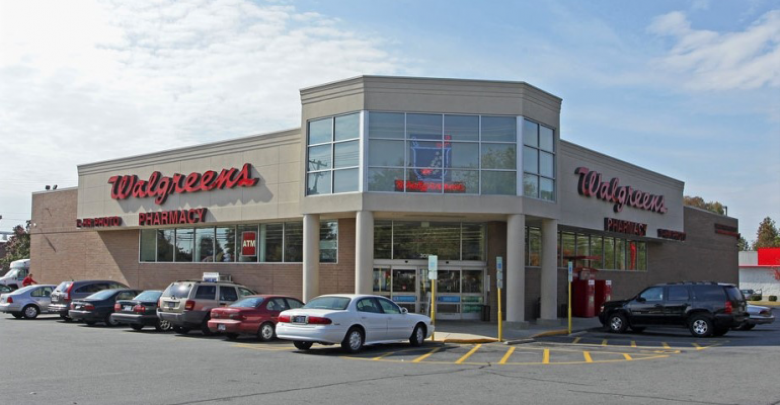 A large store with cars parked in front of it.